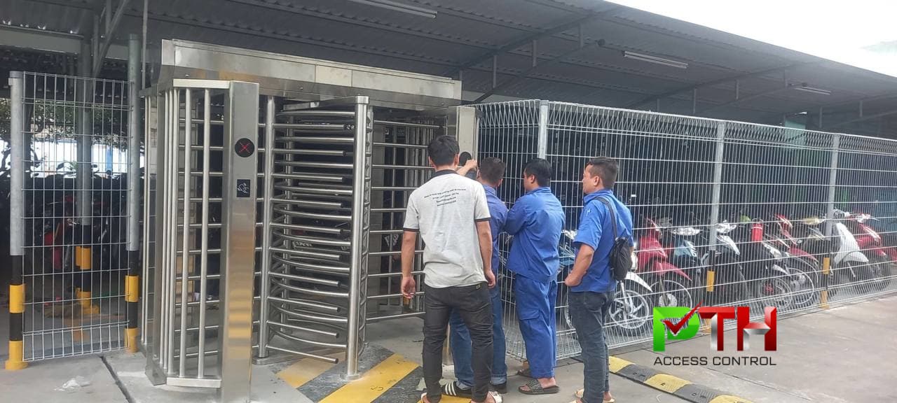 Full height turnstile tại lối đi bộ cổng phụ Full height turnstile tại lối đi bộ cổng phụ